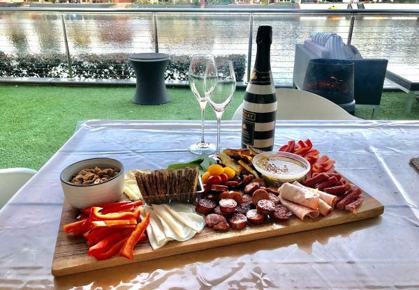Guide des incontournables pour une planche apéro à Paris